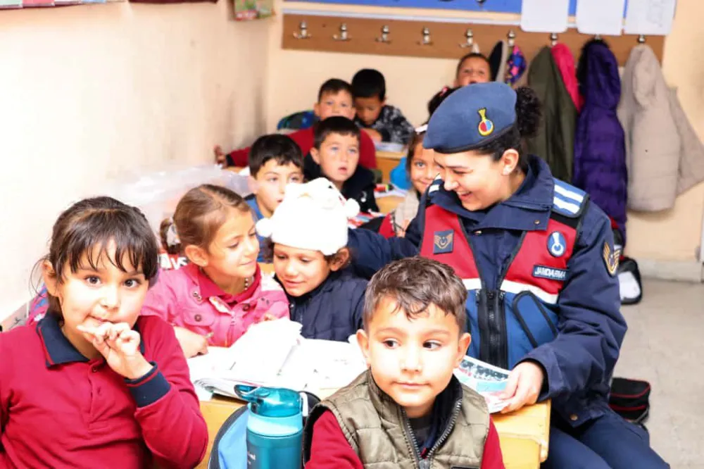 Jandarma dan öğrencilere hediye